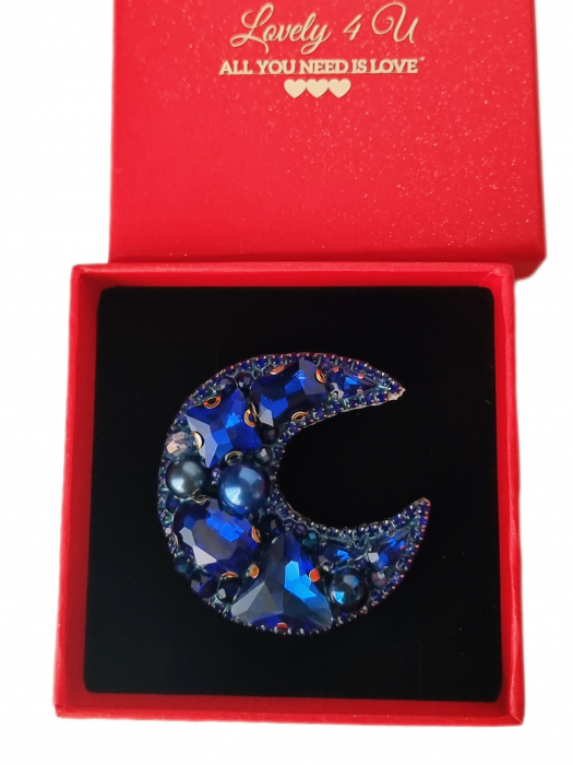 broșă lună cu cristale, cadou pentru femei, bijuterii elegante, cadou simbolic, broșă versatilă, broșă cu energie pozitivă, broșă talisman, broșă specială, bijuterii cu mesaj motivațional, broșă statement cu pietre, broșă cu design exclusivist, bijuterii Lovely 4 U, broșă inspirațională, broșă de lux cu cristale, broșă albastra cu pietre prețioase, broșă artizanală. [3]