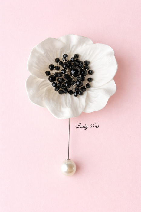 Brosa Statement Alb-Negru cu Onix – Floare Handmade Unicat  Brosa Mac Alb Eleganta cu Cristale Negre si Onix – Handmade Romania [2]