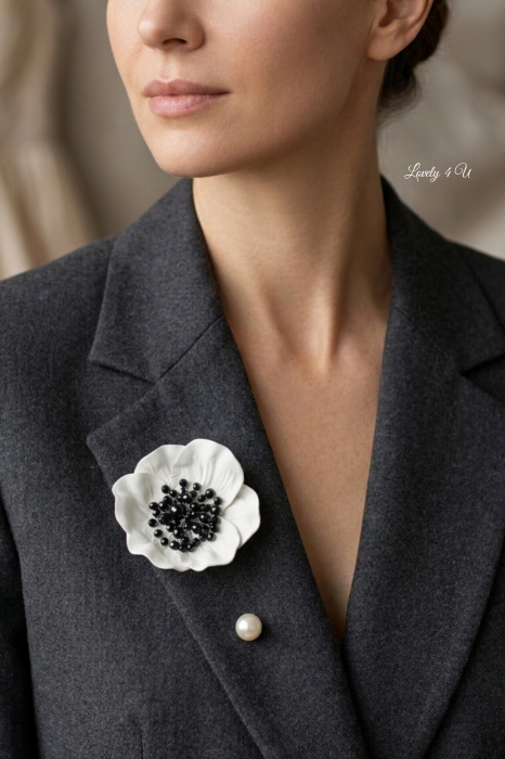 Brosa Statement Alb-Negru cu Onix – Floare Handmade Unicat  Brosa Mac Alb Eleganta cu Cristale Negre si Onix – Handmade Romania [3]