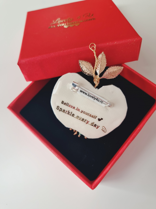 broșă măr, broșă handmade, broșă unicat, broșă elegantă, broșă cu perle, broșă cu cristale, broșă statement, broșă premium, broșă cu mesaj motivațional, broșă măr handmade, broșă sofisticată, bijuterii handmade, bijuterii unicat, broșă cu cristale verzi, broșă cu cristale roz, broșă auriu-verde, broșă de colecție, broșă lucrată manual, broșă placată cu aur, broșă frunze aurii, broșă măr cu pietre, bijuterii [4]