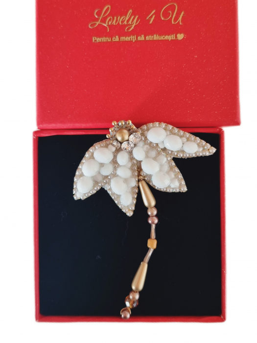broșă Lovely 4 U, cadou de lux, accesorii elegante, broșă florală, broșă cu simbol primăvară, broșă albă cu perle, broșă delicată, broșă romantică, mărțișor elegant, mărțișor handmade, mărțișor unicat, broșă motivațională, bijuterii cu mesaj, broșă deosebită, accesorii unicat, bijuterii statement, broșă de colecție, broșă fashion. [7]