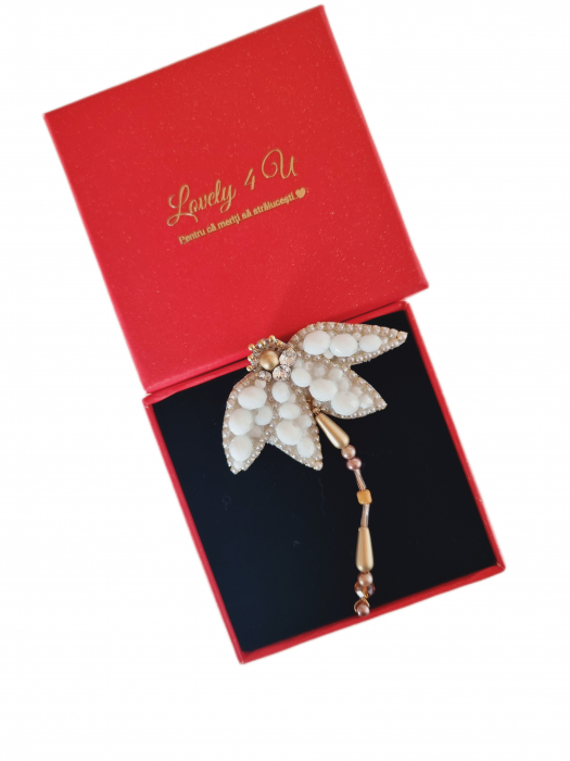 broșă Lovely 4 U, cadou de lux, accesorii elegante, broșă florală, broșă cu simbol primăvară, broșă albă cu perle, broșă delicată, broșă romantică, mărțișor elegant, mărțișor handmade, mărțișor unicat, broșă motivațională, bijuterii cu mesaj, broșă deosebită, accesorii unicat, bijuterii statement, broșă de colecție, broșă fashion. [6]