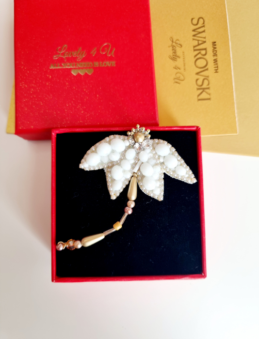 broșă Lovely 4 U, cadou de lux, accesorii elegante, broșă florală, broșă cu simbol primăvară, broșă albă cu perle, broșă delicată, broșă romantică, mărțișor elegant, mărțișor handmade, mărțișor unicat, broșă motivațională, bijuterii cu mesaj, broșă deosebită, accesorii unicat, bijuterii statement, broșă de colecție, broșă fashion. [8]