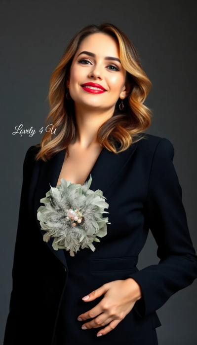 Broșă model unicat, floare pene verde mentă, floare pene cu perle- Accesoriu tip broșă floare roz cu perle, broșă handmade floare mare textila, brățară floare textila și colier floare mare culoare nuanțe roz fuchsia [6]