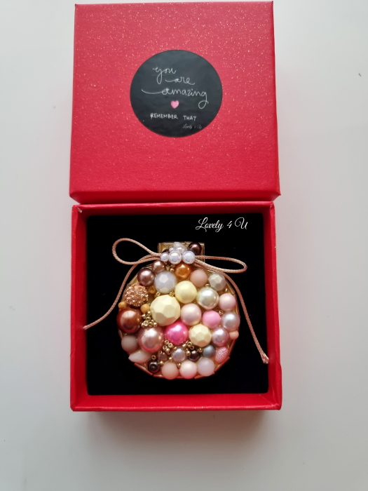 brosa de iarna cu pietre colorate, brose colorate, brose craciun, brose cu pietre naturale, brose handmade, brose handmade colorate de craciun, brose pietre semipretioase, glob de craciun, catifea neagra, perle, accesorii lovely 4 u cadouri copii craciun, cadouri craciun, cadouri de cra [2]