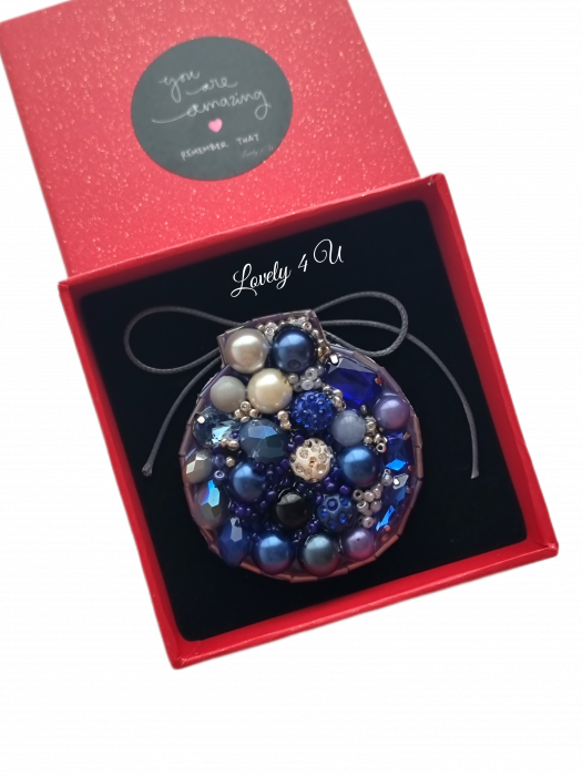 brosa de iarna cu pietre colorate, brose colorate, brose craciun, brose cu pietre naturale, brose handmade, brose handmade colorate de craciun, brose pietre semipretioase, glob de craciun, catifea neagra, perle, accesorii lovely 4 u cadouri copii craciun, cadouri craciun, cadouri de cra [2]