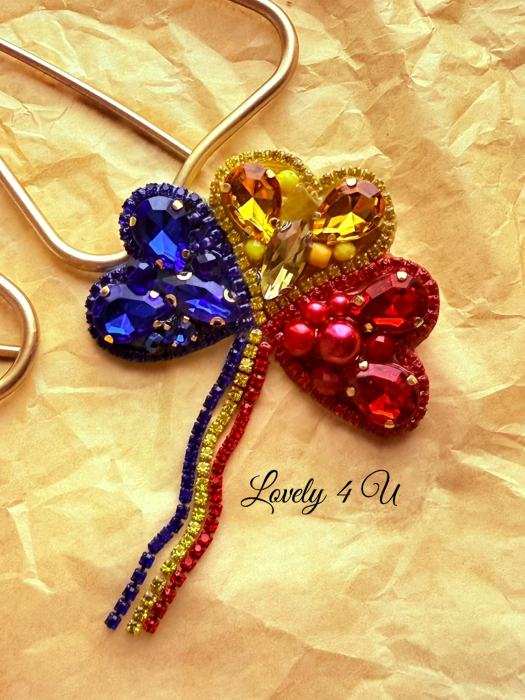 broșă tricolor, broșă trifoi, broșă handmade, broșă România, broșă cu mesaj motivațional, broșă cu perle, broșă cu cristale, broșă simbolică, broșă elegantă, broșă cadou, broșă 1 Decembrie, bijuterie handmade, bijuterie patriotică, bijuterie motivațională, accesoriu cu mesaj, bijuterie românească, broșă tricolor femei, broșă mândră că sunt româncă, cadou femei românia, broșă în culorile steagului, accesorii Lovely 4 U, bijuterii Lovely 4 U, [4]