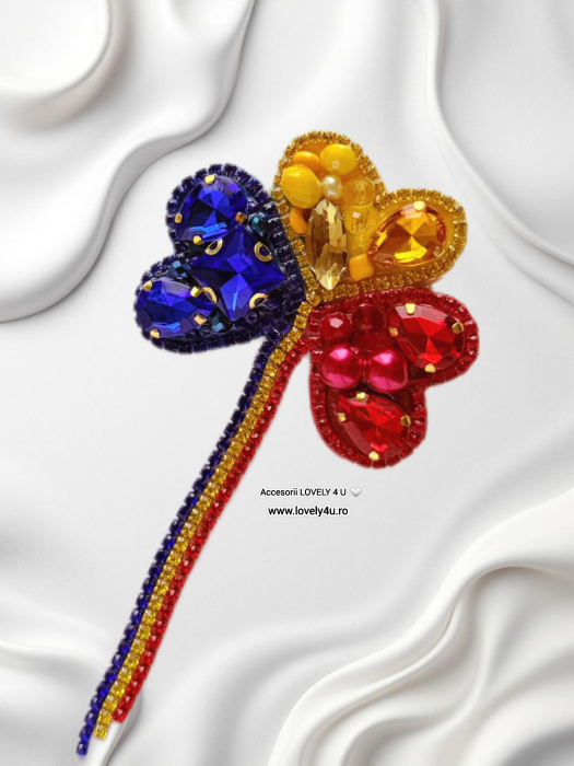 broșă tricolor, broșă trifoi, broșă handmade, broșă România, broșă cu mesaj motivațional, broșă cu perle, broșă cu cristale, broșă simbolică, broșă elegantă, broșă cadou, broșă 1 Decembrie, bijuterie handmade, bijuterie patriotică, bijuterie motivațională, accesoriu cu mesaj, bijuterie românească, broșă tricolor femei, broșă mândră că sunt româncă, cadou femei românia, broșă în culorile steagului, accesorii Lovely 4 U, bijuterii Lovely 4 U, [2]