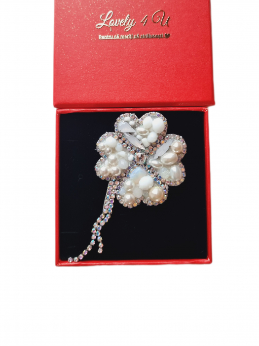 broșă trifoi, broșă norocoasă, broșă cu pietricele, broșă handmade, broșă elegantă, bijuterie simbol noroc, broșă cu cristale, broșă cu perle Swarovski, accesoriu sofisticat, broșă alb-opal, bijuterii unicat, broșă fashion, bijuterie rafinată, broșă placată cu argint, bijuterie statement, broșă de lux, broșă talisman, cadou simbolic, bijuterie cadou femei, accesoriu elegant, broșă handmade România, bijuterie de colecție, bijuterii Lovely 4 U. [3]