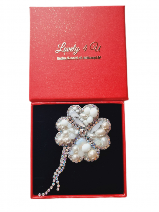 broșă trifoi, broșă norocoasă, broșă cu pietricele, broșă handmade, broșă elegantă, bijuterie simbol noroc, broșă cu cristale, broșă cu perle Swarovski, accesoriu sofisticat, broșă alb-opal, bijuterii unicat, broșă fashion, bijuterie rafinată, broșă placată cu argint, bijuterie statement, broșă de lux, broșă talisman, cadou simbolic, bijuterie cadou femei, accesoriu elegant, broșă handmade România, bijuterie de colecție, bijuterii Lovely 4 U. [4]