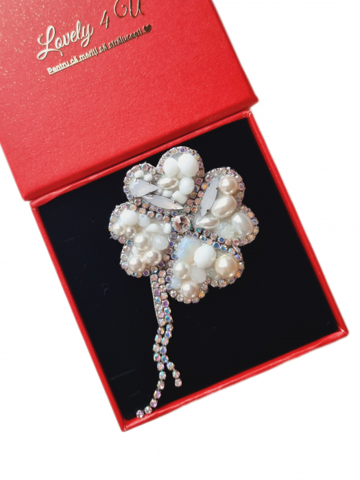 broșă trifoi, broșă norocoasă, broșă cu pietricele, broșă handmade, broșă elegantă, bijuterie simbol noroc, broșă cu cristale, broșă cu perle Swarovski, accesoriu sofisticat, broșă alb-opal, bijuterii unicat, broșă fashion, bijuterie rafinată, broșă placată cu argint, bijuterie statement, broșă de lux, broșă talisman, cadou simbolic, bijuterie cadou femei, accesoriu elegant, broșă handmade România, bijuterie de colecție, bijuterii Lovely 4 U. [2]