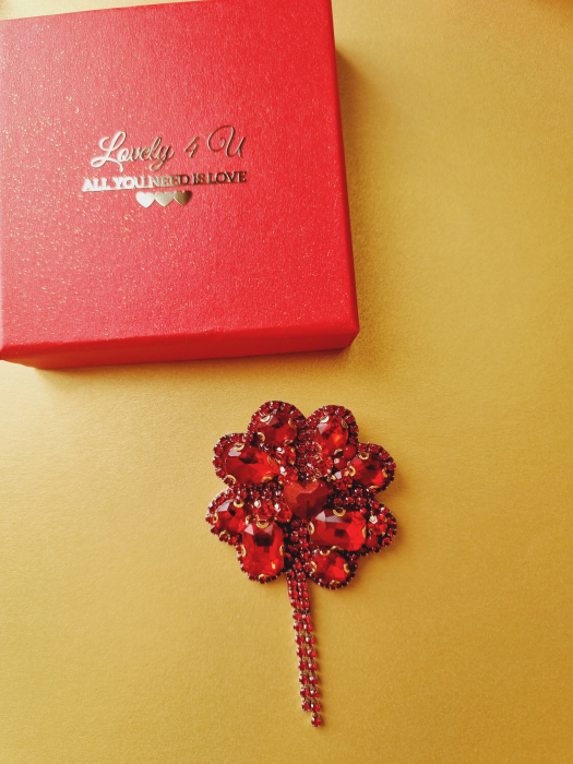 broșă trifoi, broșă trifoi cu patru foi, broșă handmade, broșă unicat, broșă cu cristale, broșă cu pietre roșii, broșă statement, broșă elegantă, broșă cu mesaj motivațional, broșă norocoasă, broșă simbol, broșă rafinată, bijuterii handmade, bijuterii unicat, bijuterii cu cristale, accesorii premium, broșă fashion, [4]