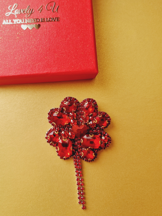 broșă trifoi, broșă trifoi cu patru foi, broșă handmade, broșă unicat, broșă cu cristale, broșă cu pietre roșii, broșă statement, broșă elegantă, broșă cu mesaj motivațional, broșă norocoasă, broșă simbol, broșă rafinată, bijuterii handmade, bijuterii unicat, bijuterii cu cristale, accesorii premium, broșă fashion, [6]