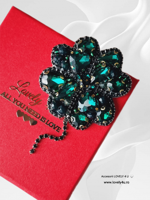 Lovely 4 U, broșă fashion, cadou pentru ea, accesorii speciale, bijuterii unicat România, accesorii statement, broșă unicat cu cristale, broșă cu energie pozitivă, mărțișor handmade, mărțișor unicat, bijuterii cu semnificație, broșă cu noroc, broșă verde cu Swarovski, bijuterii inspirate din natură, talisman norocos, bijuterii delicate, broșă trifoi cu pietricele. [5]