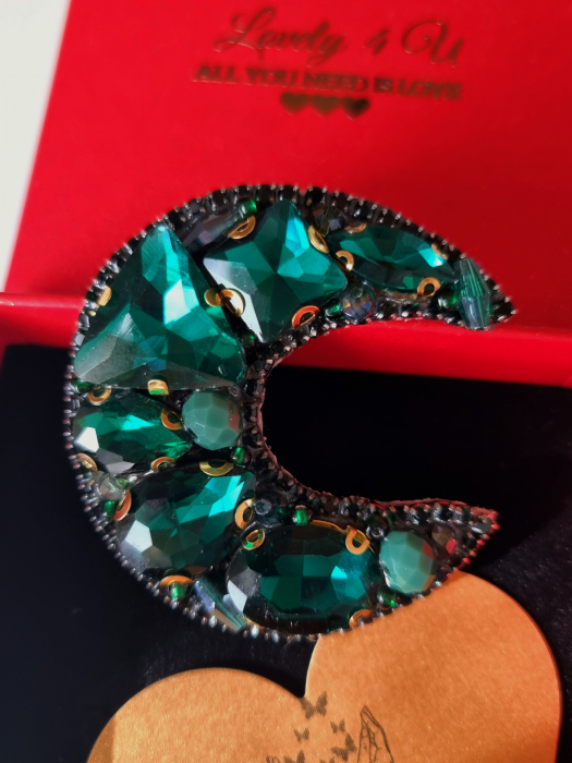 accesorii handmade, bijuterii România, broșă lucrată manual, cadou premium, broșă lună cu cristale, cadou pentru femei, bijuterii elegante, cadou simbolic, broșă versatilă, broșă cu energie pozitivă, broșă talisman, broșă specială, bijuterii cu mesaj motivațional, broșă statement cu pietre, broșă cu design exclusivist, bijuterii inspirate din natură, broșă Lovely 4 U. [3]