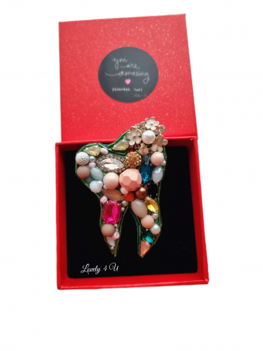 Broșă dințișor, broșă handmade Lovely 4 U, Broșă dinte, Accesorii handmade Lovely 4 U, idei cadou pentru Crăciun, idei cadouri 1 martie, idei cadouri 8 martie, idei cadouri pentru stomatolog, idei cadouri pentru doctor stomatolog, accesorii dinte, accesorii in forma de dinte, Dințișor cu perle handmade, bijuterii dinte [2]