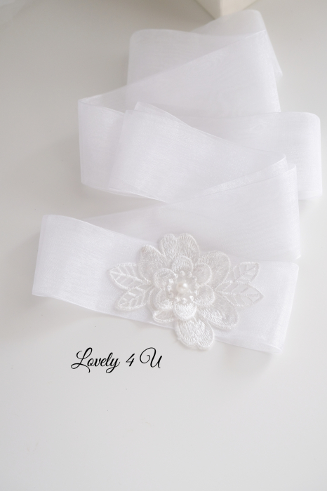 CELINE - EȘARFĂ ALBĂ  cu  dantela alba cusută cu fir mătase- Bentita handmade pentru tradiția DEZGATIT MIREASA realizata manual cu mult drag in Roamnaia [6]