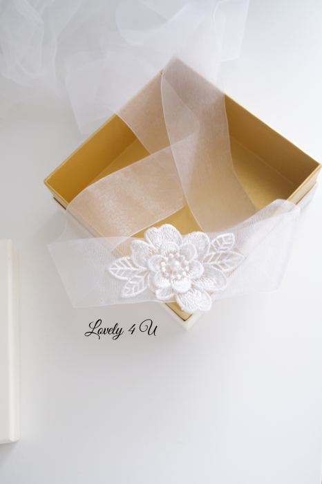 CELINE - EȘARFĂ ALBĂ  cu  dantela alba cusută cu fir mătase- Bentita handmade pentru tradiția DEZGATIT MIREASA realizata manual cu mult drag in Roamnaia [4]