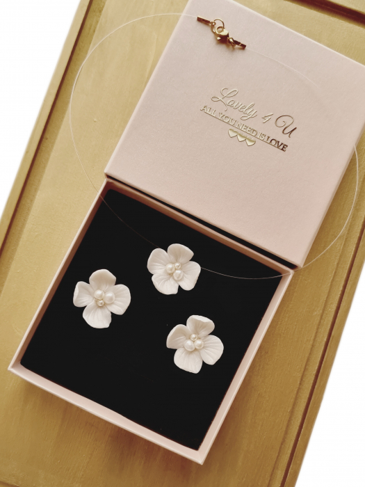 set bijuterii mireasă, set bijuterii flori handmade, cercei floare ivory, colier invizibil cu floare, colier cu fir transparent, set bijuterii perle mireasă, set bijuterii cununie civilă, bijuterii handmade România, bijuterii delicate cu flori, cercei floare cu perle, colier cu perle Swarovski, bijuterii mireasă naturale, set bijuterii ivory, bijuterii unicat mireasă, cadou elegant femeie, cercei eleganți handmade, colier mireasă fin, cercei argint placat cu aur, bijuterii Lovely 4 U, accesorii mireasă rafinate, [3]