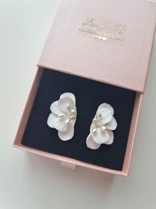 cercei mireasa, bijuterii nuntă, cercei eveniment, bijuterii mireasa, perle naturale , accesorii handmade mireasă, perle ivory, accesorii , swarovski, cercei swarovski, cercei cu floare, cercei petale de flori, cercei albi mireasa, cercei jumatate de floare handmade, accesorii unicat, cercei mari floare, floare mare [5]