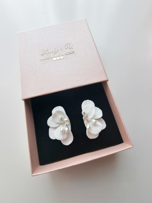 cercei mireasa, bijuterii nuntă, cercei eveniment, bijuterii mireasa, perle naturale , accesorii handmade mireasă, perle ivory, accesorii , swarovski, cercei swarovski, cercei cu floare, cercei petale de flori, cercei albi mireasa, cercei jumatate de floare handmade, accesorii unicat, cercei mari floare, floare mare [4]