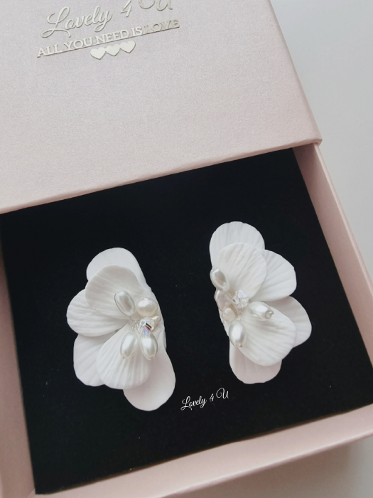 cercei mireasa, bijuterii nuntă, cercei eveniment, bijuterii mireasa, perle naturale , accesorii handmade mireasă, perle ivory, accesorii , swarovski, cercei swarovski, cercei cu floare, cercei petale de flori, cercei albi mireasa, cercei jumatate de floare handmade, accesorii unicat, cercei mari floare, floare mare [2]
