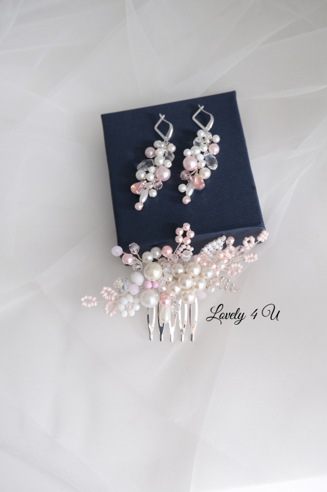 CERCEI ROZ, cercei mireasă cu perle, cercei cununie civilă, cercei handmade România, cercei eleganți mireasă, bijuterii cu perle roz, cercei nașă, cercei domnișoare de onoare, cercei cu argint 925, bijuterii mireasă Lovely 4 U, cercei pentru evenimente speciale.CERCEI PERLE, CERCEI MIREASA, CERCEI ARGINT, BIJUTERII MIREASA, BIJUTERII 2025, MIREASA 2025, BIJUTERII, Accesorii mireasa, Bijuterii nasa, CERCEI CU PERLE, CERCEI , ACCESORII LOVELY 4 U, cercei handmade, cercei cununie civila, cercei nasa, cercei domnișoare de onoare [8]