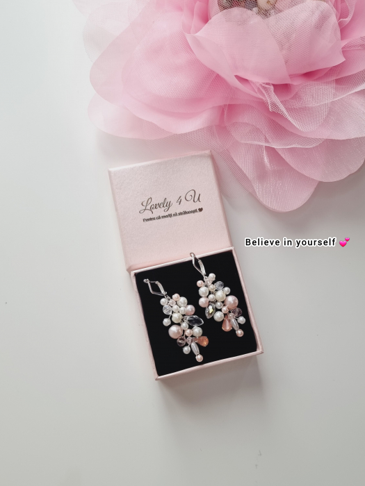 CERCEI ROZ, cercei mireasă cu perle, cercei cununie civilă, cercei handmade România, cercei eleganți mireasă, bijuterii cu perle roz, cercei nașă, cercei domnișoare de onoare, cercei cu argint 925, bijuterii mireasă Lovely 4 U, cercei pentru evenimente speciale.CERCEI PERLE, CERCEI MIREASA, CERCEI ARGINT, BIJUTERII MIREASA, BIJUTERII 2025, MIREASA 2025, BIJUTERII, Accesorii mireasa, Bijuterii nasa, CERCEI CU PERLE, CERCEI , ACCESORII LOVELY 4 U, cercei handmade, cercei cununie civila, cercei nasa, cercei domnișoare de onoare [12]
