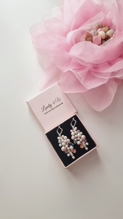 CERCEI ROZ, cercei mireasă cu perle, cercei cununie civilă, cercei handmade România, cercei eleganți mireasă, bijuterii cu perle roz, cercei nașă, cercei domnișoare de onoare, cercei cu argint 925, bijuterii mireasă Lovely 4 U, cercei pentru evenimente speciale.CERCEI PERLE, CERCEI MIREASA, CERCEI ARGINT, BIJUTERII MIREASA, BIJUTERII 2025, MIREASA 2025, BIJUTERII, Accesorii mireasa, Bijuterii nasa, CERCEI CU PERLE, CERCEI , ACCESORII LOVELY 4 U, cercei handmade, cercei cununie civila, cercei nasa, cercei domnișoare de onoare [14]