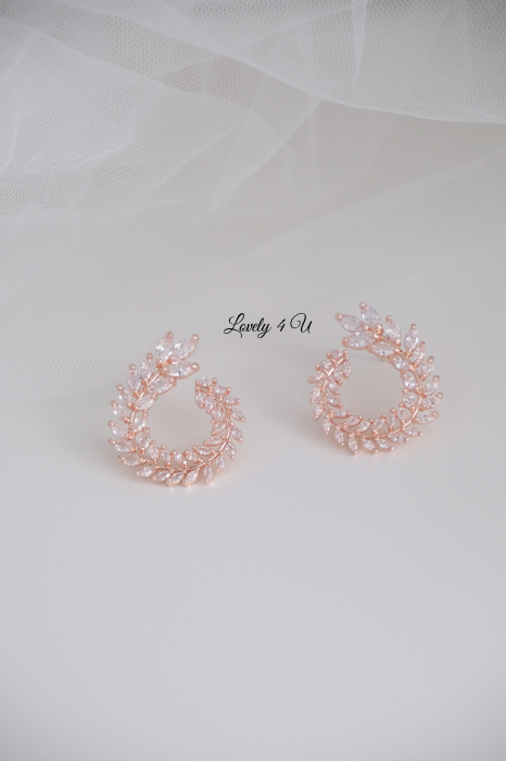 accesorii mireasă, accesorii elegante mireasă, bijuterii de lux mireasă, cercei delicatețe mireasă, cercei statement mireasă, cercei zirconiu formă rotundă, bijuterii evenimente speciale, cercei cununie, cercei pentru rochie de mireasă, cercei damă eleganți, cercei nașă nuntă, cercei strălucitori mireasă, cercei Lovely 4 U, cercei fashion mireasă, bijuterii handmade nuntă, cercei premium placati cu aur, cercei romantici mireasă, cercei zirconiu cubic alb, accesorii rafinate nuntă. [2]