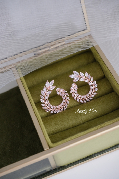 accesorii mireasă, accesorii elegante mireasă, bijuterii de lux mireasă, cercei delicatețe mireasă, cercei statement mireasă, cercei zirconiu formă rotundă, bijuterii evenimente speciale, cercei cununie, cercei pentru rochie de mireasă, cercei damă eleganți, cercei nașă nuntă, cercei strălucitori mireasă, cercei Lovely 4 U, cercei fashion mireasă, bijuterii handmade nuntă, cercei premium placati cu aur, cercei romantici mireasă, cercei zirconiu cubic alb, accesorii rafinate nuntă. [9]