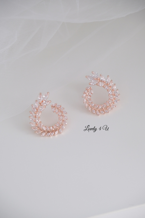accesorii mireasă, accesorii elegante mireasă, bijuterii de lux mireasă, cercei delicatețe mireasă, cercei statement mireasă, cercei zirconiu formă rotundă, bijuterii evenimente speciale, cercei cununie, cercei pentru rochie de mireasă, cercei damă eleganți, cercei nașă nuntă, cercei strălucitori mireasă, cercei Lovely 4 U, cercei fashion mireasă, bijuterii handmade nuntă, cercei premium placati cu aur, cercei romantici mireasă, cercei zirconiu cubic alb, accesorii rafinate nuntă. [8]