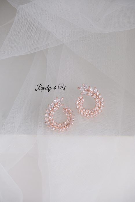 accesorii mireasă, accesorii elegante mireasă, bijuterii de lux mireasă, cercei delicatețe mireasă, cercei statement mireasă, cercei zirconiu formă rotundă, bijuterii evenimente speciale, cercei cununie, cercei pentru rochie de mireasă, cercei damă eleganți, cercei nașă nuntă, cercei strălucitori mireasă, cercei Lovely 4 U, cercei fashion mireasă, bijuterii handmade nuntă, cercei premium placati cu aur, cercei romantici mireasă, cercei zirconiu cubic alb, accesorii rafinate nuntă. [7]