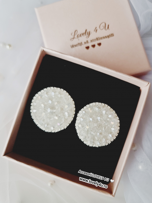 cercei mireasă cristale, cercei rotunzi eleganți, cercei cununie civilă, cercei eveniment handmade, cercei cu mesaj motivațional, cercei you are beautiful, cercei you are enough, bijuterii handmade nuntă, cercei statement mireasă, cercei eleganți eveniment, cadou femeie bijuterii, cercei motivaționali handmade, cercei deosebiți nuntă, cercei cu cristale transparenți, cercei mirese moderne, [2]