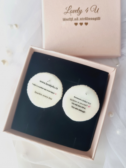 cercei mireasă cristale, cercei rotunzi eleganți, cercei cununie civilă, cercei eveniment handmade, cercei cu mesaj motivațional, cercei you are beautiful, cercei you are enough, bijuterii handmade nuntă, cercei statement mireasă, cercei eleganți eveniment, cadou femeie bijuterii, cercei motivaționali handmade, cercei deosebiți nuntă, cercei cu cristale transparenți, cercei mirese moderne, [3]