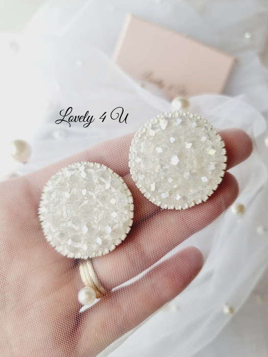 cercei mireasă cristale, cercei rotunzi eleganți, cercei cununie civilă, cercei eveniment handmade, cercei cu mesaj motivațional, cercei you are beautiful, cercei you are enough, bijuterii handmade nuntă, cercei statement mireasă, cercei eleganți eveniment, cadou femeie bijuterii, cercei motivaționali handmade, cercei deosebiți nuntă, cercei cu cristale transparenți, cercei mirese moderne, [4]