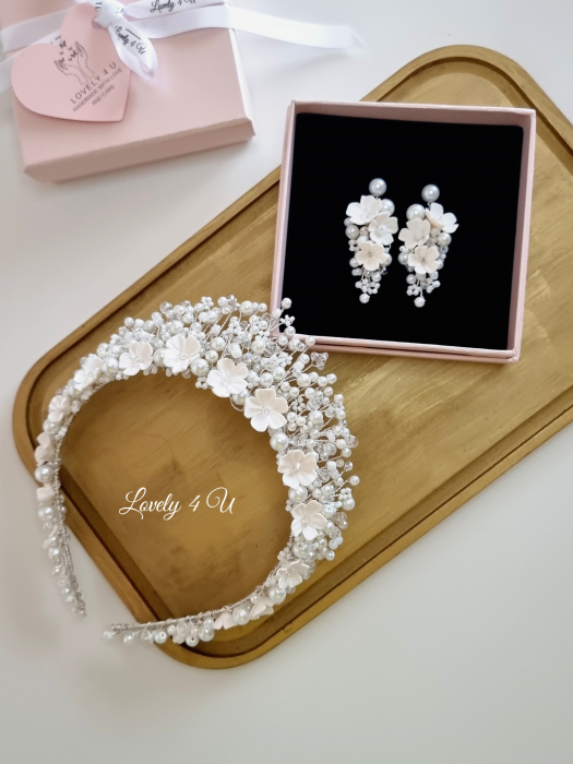 set coronita si cercei mireasa, Set Coroniță și Cercei Mireasă LORENA – Eleganță Handmade, Coroniță LORENA cu Perle și Cristale Swarovski, Set Mireasă LORENA – Accesoriu Romantic și Delicat, Coroniță și Cercei LORENA – Strălucire și Rafinament, Set Nuntă LORENA – Coroniță Fină și Cercei Eleganți, Accesorii Handmade LORENA – Design Feminin și Sofisticat, Set Mireasă Coroniță și Cercei – Flori Modelate Manual,set diadema si cercei mireasa, set bijuterii mireasa, coronita cu flori si cercei. tiara cu flori mireasa, tiara flori mici, TIARA MIREASA, CORONITA MIREASA CU FLORI, CORONITA MIREASA CU PERLE, TIARA MIREASA HANDMADE, SET ACCESORII MIREASA, SET BIJUTERII MIREASA, CORONITA SI CERCEI MIREASA, SET DIADEMA SI CERCEI MIREASA, ACCESORII PER MIREASA, TIARA [2]