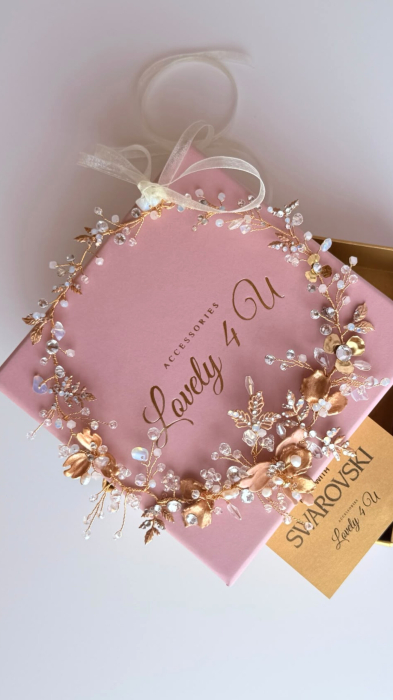 Diadema mireasa, Coroniță mireasa aurie, Accesorii Lovely 4 U, Diadema KARINA Princess – Accesoriu Handmade Elegant pentru Mirese, Diadema KARINA Princess – Strălucire Aurie cu Cristale Swarovski, Diadema KARINA Princess – Design Romantic și Sofisticat, Diadema KARINA Princess – Accesoriu de Lux Placat cu Aur 18K, Diadema KARINA Princess – Perfectă pentru Cocuri și Coafuri Împletite, Diadema KARINA Princess – Accesoriu Versatil pentru Mirese, Diadema KARINA Princess – Strălucire și Eleganță pentru Evenimente Speciale, Accesorii nuntă, Accesorii de lux nuntă, Bijuterii păr mireasă Accesoriu lung mireasa,  Diadema mireasa cu pietricele, Diadema, Bentiță mireasa cu Swarovski, Bentiță aurie, Bentițe mireasă [10]