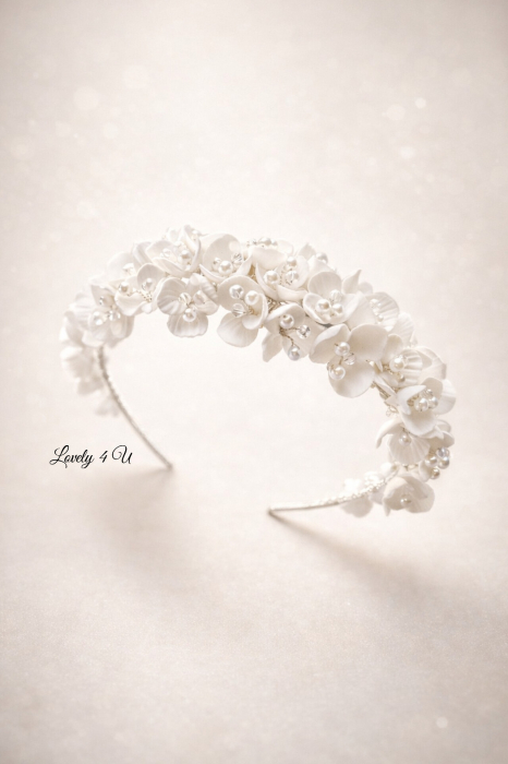 coroniță mireasă, coroniță mireasă handmade, coroniță mireasă flori, coroniță mireasă perle, coroniță placată cu argint, diademă mireasă handmade, accesoriu păr mireasă, coroniță romantică nuntă, coroniță flori albe, coroniță mireasă cu cristale, coroniță unicat mireasă, bijuterii handmade mireasă, accesoriu păr cu perle și cristale, coroniță elegantă nuntă, Lovely 4 U coroniță, [5]