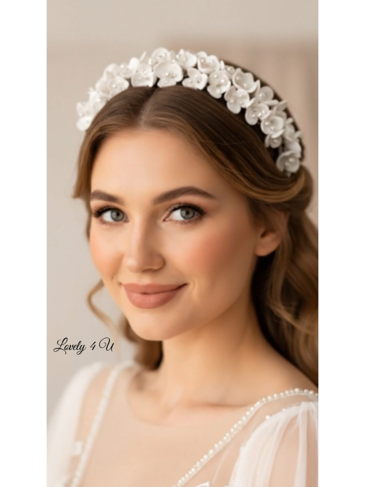 coroniță mireasă, coroniță mireasă handmade, coroniță mireasă flori, coroniță mireasă perle, coroniță placată cu argint, diademă mireasă handmade, accesoriu păr mireasă, coroniță romantică nuntă, coroniță flori albe, coroniță mireasă cu cristale, coroniță unicat mireasă, bijuterii handmade mireasă, accesoriu păr cu perle și cristale, coroniță elegantă nuntă, Lovely 4 U coroniță, [3]