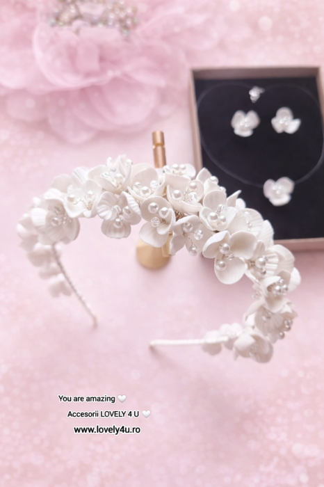coroniță mireasă, coroniță mireasă handmade, coroniță mireasă flori, coroniță mireasă perle, coroniță placată cu argint, diademă mireasă handmade, accesoriu păr mireasă, coroniță romantică nuntă, coroniță flori albe, coroniță mireasă cu cristale, coroniță unicat mireasă, bijuterii handmade mireasă, accesoriu păr cu perle și cristale, coroniță elegantă nuntă, Lovely 4 U coroniță, [8]