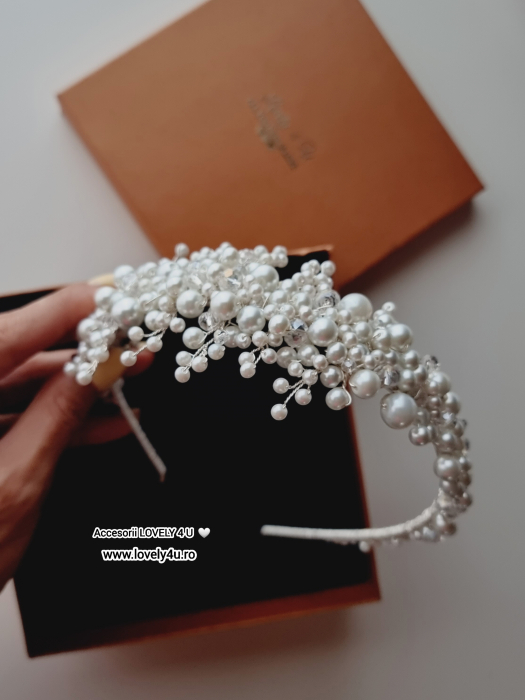 coroniță mireasă, diademă mireasă, accesoriu păr mireasă, coroniță handmade, coroniță cu perle, diademă elegantă, bijuterii mireasă, accesorii păr nuntă, coroniță placată cu argint, diademă cu cristale, accesorii elegante mireasă, coroniță delicată, diademă premium, accesoriu păr sofisticat, coroniță romantică, bijuterii handmade, accesoriu păr de lux, coroniță deosebită, accesorii păr mireasă elegante, diademă strălucitoare, coroniță rafinată, accesoriu păr personalizat, coroniță pentru bucle lejere, diademă pentru coc, accesorii Lovely 4 U, bijuterii nuntă, coroniță pentru coafuri deosebite, coroniță cu pietricele, diademă mireasă handmade, accesorii de păr rafinate, coroniță pentru coafuri romantice, bijuterii placate cu argint, diademă personalizabilă, accesoriu mireasă premium, coroniță pentru coafuri elegante, bijuterii fine mireasă. [9]