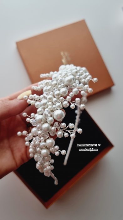 coroniță mireasă, diademă mireasă, accesoriu păr mireasă, coroniță handmade, coroniță cu perle, diademă elegantă, bijuterii mireasă, accesorii păr nuntă, coroniță placată cu argint, diademă cu cristale, accesorii elegante mireasă, coroniță delicată, diademă premium, accesoriu păr sofisticat, coroniță romantică, bijuterii handmade, accesoriu păr de lux, coroniță deosebită, accesorii păr mireasă elegante, diademă strălucitoare, coroniță rafinată, accesoriu păr personalizat, coroniță pentru bucle lejere, diademă pentru coc, accesorii Lovely 4 U, bijuterii nuntă, coroniță pentru coafuri deosebite, coroniță cu pietricele, diademă mireasă handmade, accesorii de păr rafinate, coroniță pentru coafuri romantice, bijuterii placate cu argint, diademă personalizabilă, accesoriu mireasă premium, coroniță pentru coafuri elegante, bijuterii fine mireasă. [8]