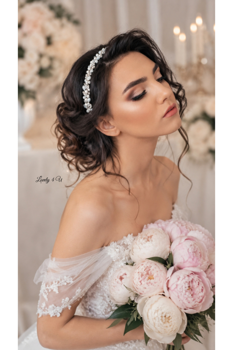 Coronita mireasa cu perle, Coronita Lovely 4 u, BENTITA MIREASA, Coronița ALICE – Accesoriu Handmade Elegant pentru Mirese | LOVELY 4 U ,  Coronița ALICE – Rafinament și Strălucire pentru Ziua Nunții | Lovely 4 U,  Diademă Mireasă ALICE – Coroniță Handmade cu Perle și Cristale,  Coronița ALICE – Accesoriu Mireasă Placat cu Argint 925 | Lovely 4 U,  Coronița de Mireasă ALICE – Eleganță și Stil pentru Evenimente Speciale,  Accesoriu Handmade ALICE – Coroniță de Lux pentru Coafuri Mireasă,  Coronița ALICE – Strălucire și Autenticitate pentru Nunta Ta | Lovely 4 U,DIADEMA FLEXIBILA MIREASA, ACCESORII PAR MIREASA, BENTITA  CU PERLE MIREASA, ACCESORII DE PAR MIREASA, CORONITA MIREASA, CORONITA FLEXIBILA MIREASA, BENTITE MIRESE, ACCESORII NUNTA [3]