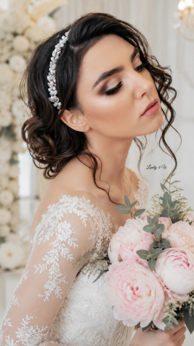 Coronita mireasa cu perle, Coronita Lovely 4 u, BENTITA MIREASA, Coronița ALICE – Accesoriu Handmade Elegant pentru Mirese | LOVELY 4 U ,  Coronița ALICE – Rafinament și Strălucire pentru Ziua Nunții | Lovely 4 U,  Diademă Mireasă ALICE – Coroniță Handmade cu Perle și Cristale,  Coronița ALICE – Accesoriu Mireasă Placat cu Argint 925 | Lovely 4 U,  Coronița de Mireasă ALICE – Eleganță și Stil pentru Evenimente Speciale,  Accesoriu Handmade ALICE – Coroniță de Lux pentru Coafuri Mireasă,  Coronița ALICE – Strălucire și Autenticitate pentru Nunta Ta | Lovely 4 U,DIADEMA FLEXIBILA MIREASA, ACCESORII PAR MIREASA, BENTITA  CU PERLE MIREASA, ACCESORII DE PAR MIREASA, CORONITA MIREASA, CORONITA FLEXIBILA MIREASA, BENTITE MIRESE, ACCESORII NUNTA [8]