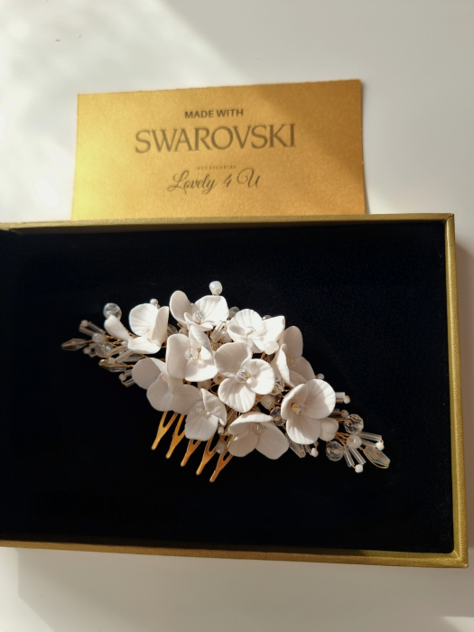 diademă mireasă handmade, diademă mireasă flori albe, pieptăn mireasă Swarovski, accesorii mireasă premium, tiară mireasă placată cu aur, diademă mireasă elegantă, pieptăn mireasă handmade, accesorii păr nuntă,  bijuterii păr mireasă, accesorii pentru mirese timisoara, magazin bijuterii mirese bucuresti, accesorii mirese cluj, [6]