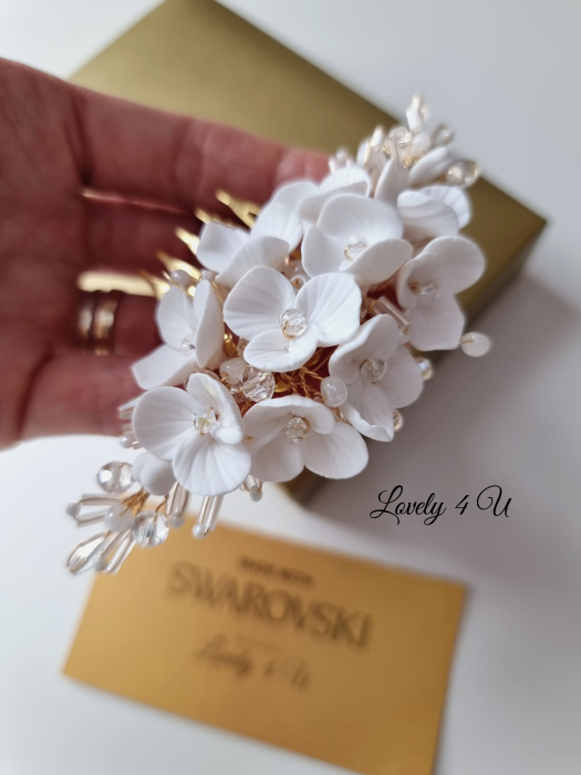 diademă mireasă handmade, diademă mireasă flori albe, pieptăn mireasă Swarovski, accesorii mireasă premium, tiară mireasă placată cu aur, diademă mireasă elegantă, pieptăn mireasă handmade, accesorii păr nuntă,  bijuterii păr mireasă, accesorii pentru mirese timisoara, magazin bijuterii mirese bucuresti, accesorii mirese cluj, [8]