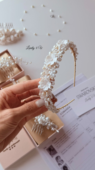 ACCESORII LOVELY 4 U, CORONITA PAR MIREASA, diadema mireasă, coroniță mireasă, accesoriu păr mireasă, coroniță handmade, bijuterii mireasă, diadema cu perle, coroniță cu cristale Swarovski, accesoriu elegant mireasă, bijuterii nuntă, coroniță finuță, diademă placată cu aur, coroniță cu flori modelate manual, accesoriu păr sofisticat, bijuterii handmade România, diadema romantică, coroniță mireasă cu perle și cristale, accesoriu regal mireasă, accesorii premium mireasă, bijuterii placate cu argint 925, coroniță personalizată, accesoriu mireasă stil boho, diademă elegantă, accesoriu păr nuntă, bijuterii de lux mireasă, coroniță mireasă vintage, coroniță mireasă minimalistă, accesoriu păr pentru evenimente speciale, accesorii mireasă handmade, accesoriu păr rafinat, coroniță mireasă florală, bijuterii sofisticate mireasă, accesoriu mireasă delicat și feminin.accesoriu auriu mireasa, accesoriu pentru par, coronita aurie, coronita mireasa, diadema mireasa, tiara cu frunze aurii, TIARA MIREASA, tiara nunta, accesorii LOVELY 4 U, Coronita de lux, mireasa 2024, coronita cu perle mireasa, coroana mireasa, coronita inalta mireasa, coronita premium, coronite de par pentru mirese,CORONITA CU FLORI MIREASA, DIADEMA MIREASA, TIARA MIREASA, ACCESORII CU FLORI MIREASĂ, SET AGRAFE MIREASA, ACCESORII DE PĂR MIREASĂ,  LOVELY 4 U , Set bijuterii mireasa, Set bijuterii mireasa perle, [34]