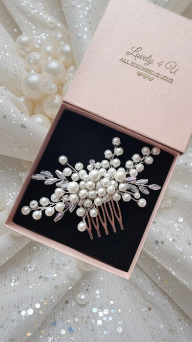 Diadema IVY – Accesoriu Mireasă Handmade cu Perle și Cristale, Diademă Elegantă pentru Mireasă – Perle și Cristale, Placată cu Argint, Accesoriu de Păr pentru Mireasă – Diadema IVY Handmade în România, Diadema IVY – Pieptan Mireasă cu Cristale și Perle pentru Coafuri de Vis, Diademă Rafinată cu Perle și Cristale – Accesoriu Perfect pentru Nuntă, Accesoriu Delicat pentru Mireasă – Diadema IVY Handmade, Strălucire și Eleganță, Pieptan Mireasă IVY – Accesoriu Elegant cu Perle și Cristale, Accesorii Handmade pentru Mirese – Diadema IVY cu Cristale și Argint 925, Diadema IVY – Accesoriu Romantic pentru Coafuri Mireasă, Handmade, Coroniță pentru Mireasă – Diadema IVY cu Strălucire și Detalii Fine,PIEPTAN MIREASA, DIADEMA MIREASA, ACCESORIU PAR MIREASA, ACCESORII DE PAR MIRESE, ACCESORII NUNTA, ACCESORII CU PERLE, DIADEMA CU PERLE, PIEPTAN VOAL MIREASA, BIJUTERII PAR MIREASA, [30]
