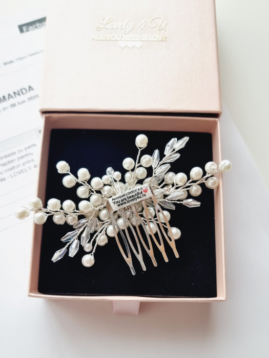 Diadema IVY – Accesoriu Mireasă Handmade cu Perle și Cristale, Diademă Elegantă pentru Mireasă – Perle și Cristale, Placată cu Argint, Accesoriu de Păr pentru Mireasă – Diadema IVY Handmade în România, Diadema IVY – Pieptan Mireasă cu Cristale și Perle pentru Coafuri de Vis, Diademă Rafinată cu Perle și Cristale – Accesoriu Perfect pentru Nuntă, Accesoriu Delicat pentru Mireasă – Diadema IVY Handmade, Strălucire și Eleganță, Pieptan Mireasă IVY – Accesoriu Elegant cu Perle și Cristale, Accesorii Handmade pentru Mirese – Diadema IVY cu Cristale și Argint 925, Diadema IVY – Accesoriu Romantic pentru Coafuri Mireasă, Handmade, Coroniță pentru Mireasă – Diadema IVY cu Strălucire și Detalii Fine,PIEPTAN MIREASA, DIADEMA MIREASA, ACCESORIU PAR MIREASA, ACCESORII DE PAR MIRESE, ACCESORII NUNTA, ACCESORII CU PERLE, DIADEMA CU PERLE, PIEPTAN VOAL MIREASA, BIJUTERII PAR MIREASA, [31]